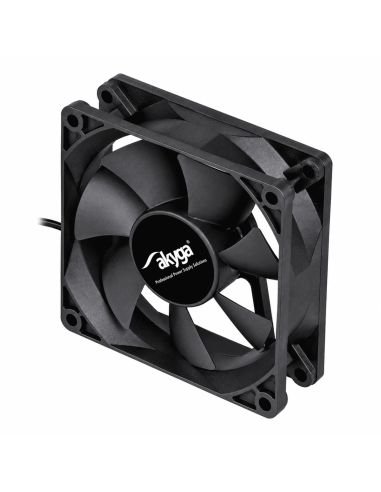 Ventilador de 8 cm negro visto en ángulo, con sus cuatro orificios de montaje