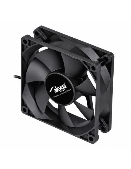 Ventilador de 8 cm negro visto en ángulo, con sus cuatro orificios de montaje