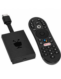 TiVo Stream 4K con su control remoto por voz y conector HDMI